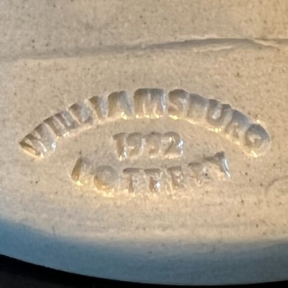 Williamsburg Pottery Salt Glaze Pottery Ruffled Rim Vase w/ Cobalt Blue Flower - Picture 9 of 13